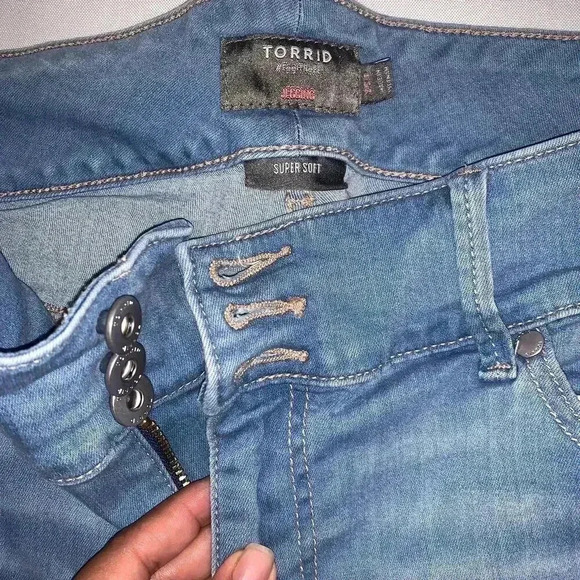 Torrid Super Soft Jegging Eco Medium Wash Disco Fever 3 Button Closure SIZE 20T - Picture 8 of 11